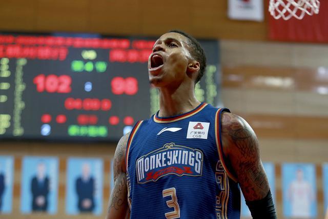 乔帅：杜润旺进攻手感很好 但要避免走步违例